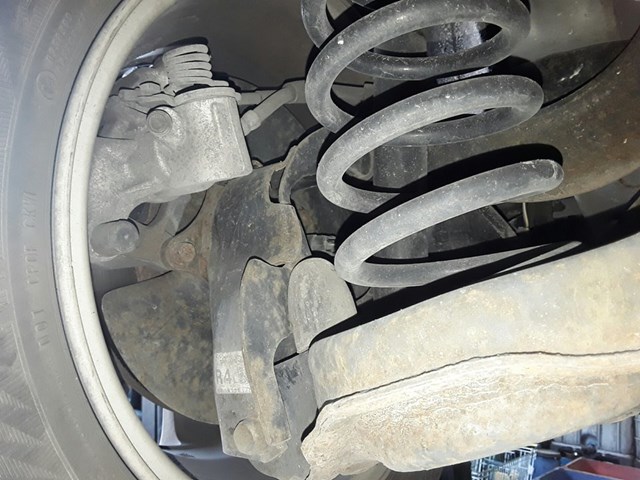 Braço oscilante (tração) longitudinal inferior esquerdo de suspensão traseira C23628250C Mazda