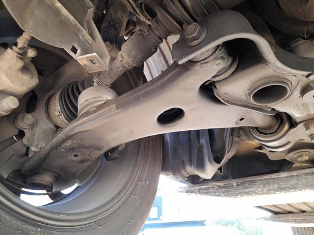 Braço oscilante inferior direito de suspensão dianteira CD9934300A MAZDA