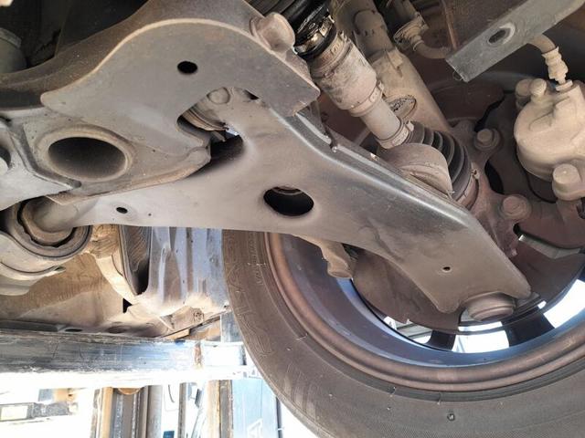 Braço oscilante inferior esquerdo de suspensão dianteira CD9934350A MAZDA