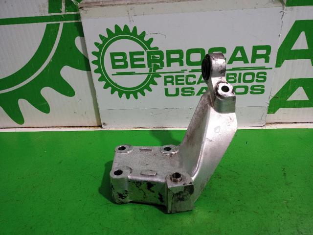 LAND ROVER KKU107900 Кронштейн подушки (опоры) двигателя правой в наличии Харьков