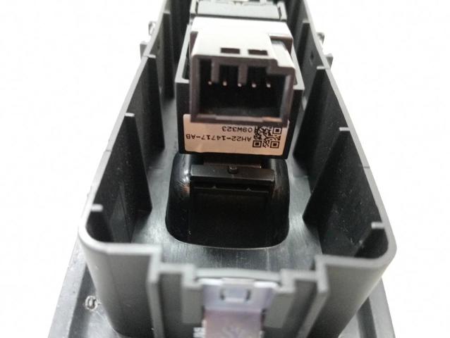LR013904 LAND ROVER Кнопка подъемника заднего стекла купить в Полтава