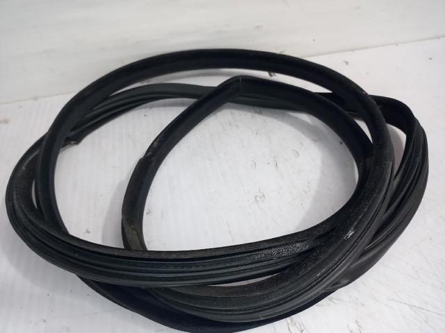 LR015154 Уплотнитель двери передней (на двери) купить Хмельницкий