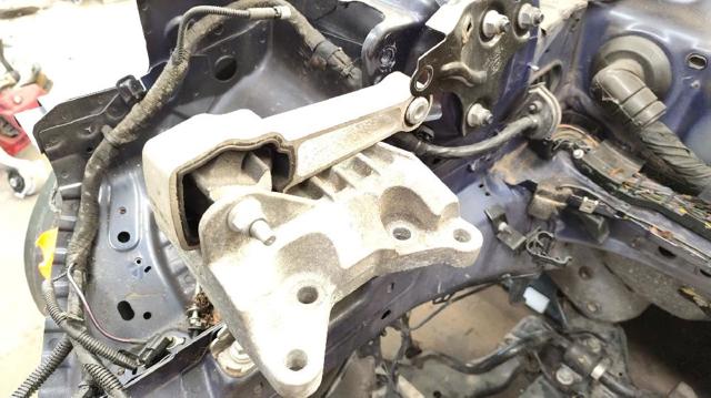 LR024729 LAND ROVER Подушка (опора) двигателя правая купить в Ровно