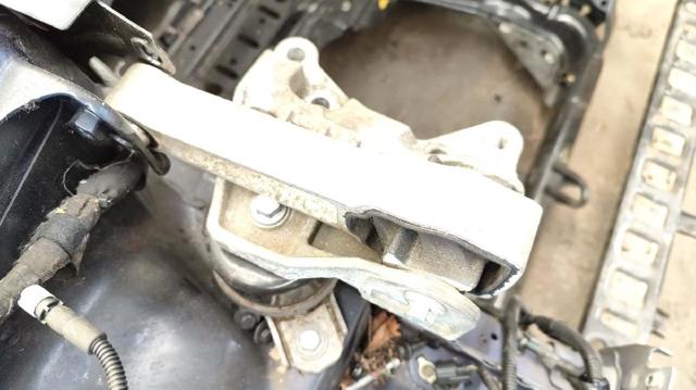 LR024729 LAND ROVER Подушка (опора) двигателя правая купить в Харьков