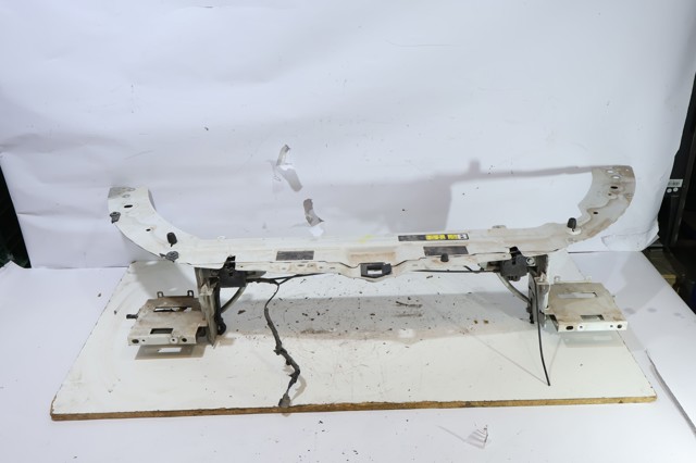 LR084610 LAND ROVER Рамка радиатора купить в Ирпень