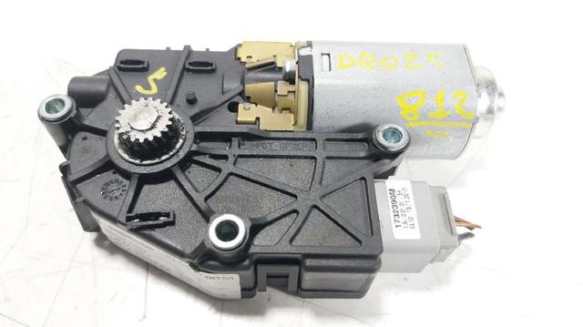 LR098303 LAND ROVER Мотор привода люка купить в Павлоград