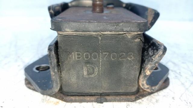 MITSUBISHI MB007023 Подушка (опора) двигателя левая/правая в наличии Винница