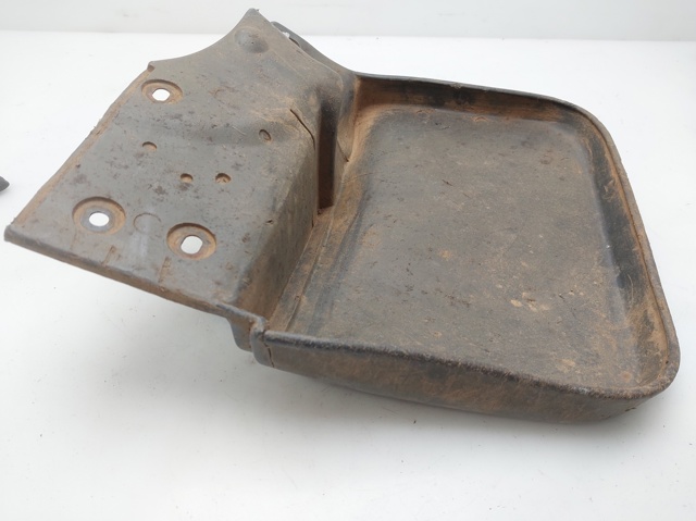 Protetor de lama dianteiro direito MR109284 Mitsubishi