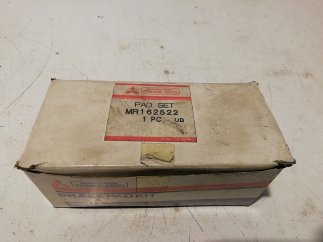 Um conjunto de pastilhas de freio MR162522