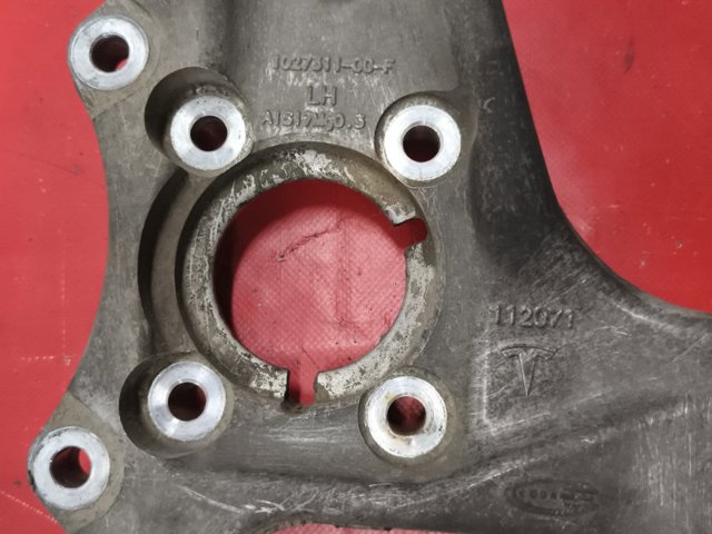 TESLA 102731100F Цапфа передняя левая в наличии Черновцы