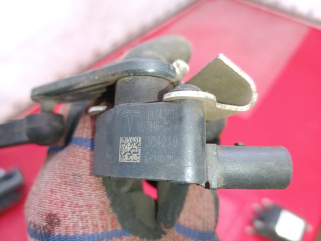 TESLA 102794600A Датчик уровня положения кузова передний правый в наличии Черкассы