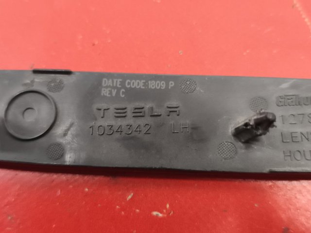 TESLA 1034342 Катафот (отражатель) заднего бампера левый в наличии Тернополь