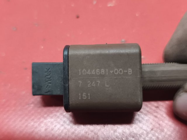 104468100B TESLA Датчик включения стопсигнала купить в Житомир