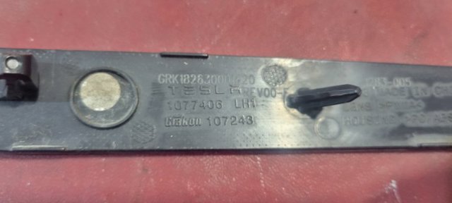 TESLA 1077406 Катафот (отражатель) заднего бампера левый в наличии Ирпень