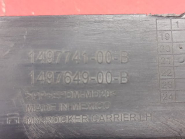 TESLA 149774100B Кронштейн наружной накладки порога левой в наличии Одесса