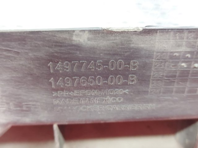 149774500B TESLA Кронштейн наружной накладки порога правой купить в Черновцы