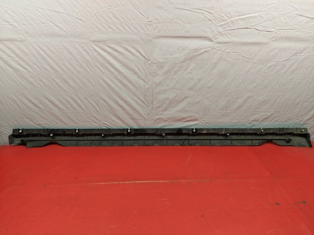 149774500B TESLA Кронштейн наружной накладки порога правой купить в Тернополь