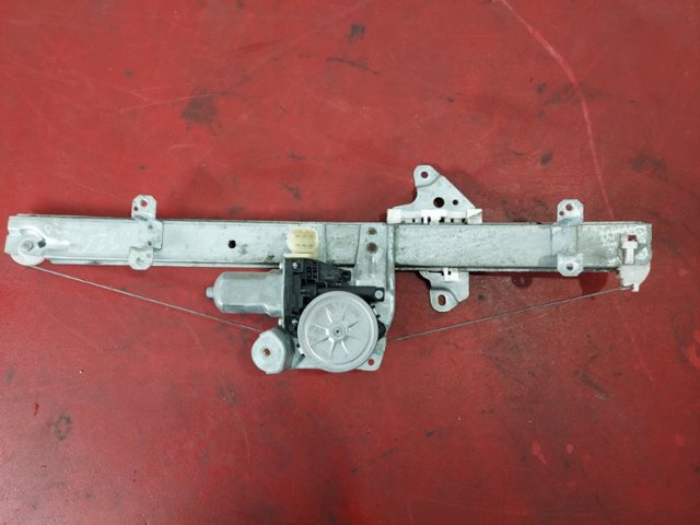 Мотор стеклоподъемника двери передней, правой 2621005640 NISSAN