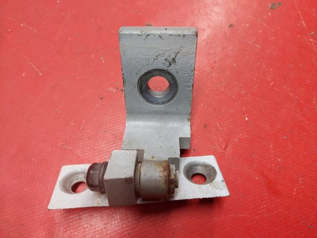 Петля передней двери, правой 41517176850 BMW