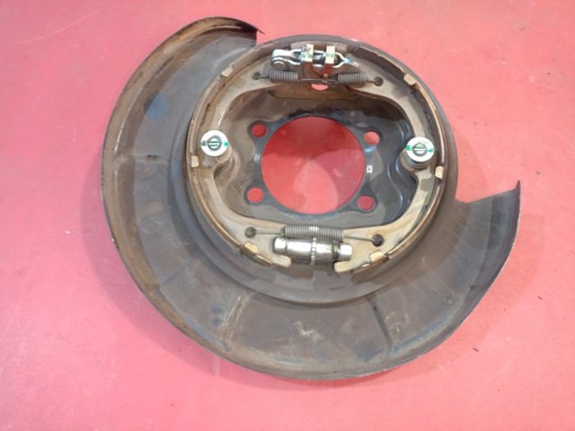 Щиток тормозного диска заднего левый 440301MB6A NISSAN