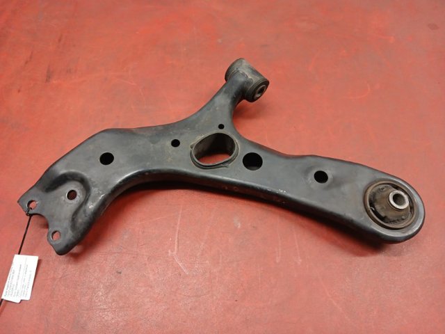 Передний нижний рычаг 480680R010 TOYOTA