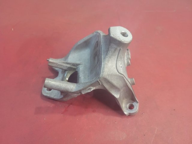 Кронштейн подушки (опоры) двигателя, правой 4M0199308AS VAG