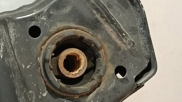 Поперечка задней подвески 554006RR5A NISSAN