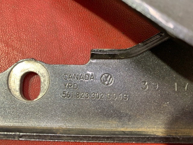 VAG 561823302C Петля капота правая в наличии Полтава