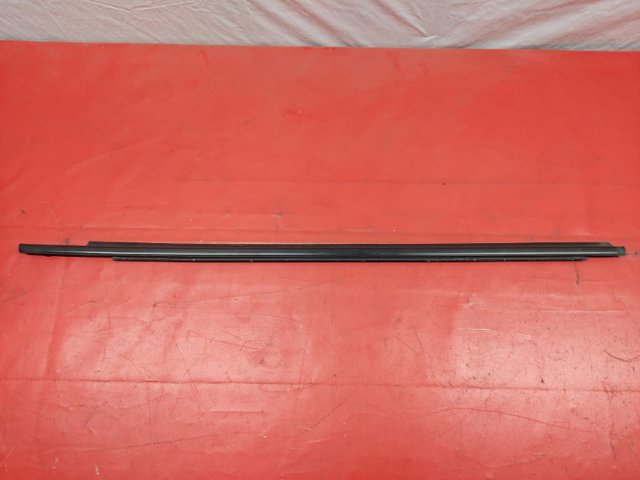 Молдинг опускного стекла нижний, двери передней, правой 5727A292 MITSUBISHI