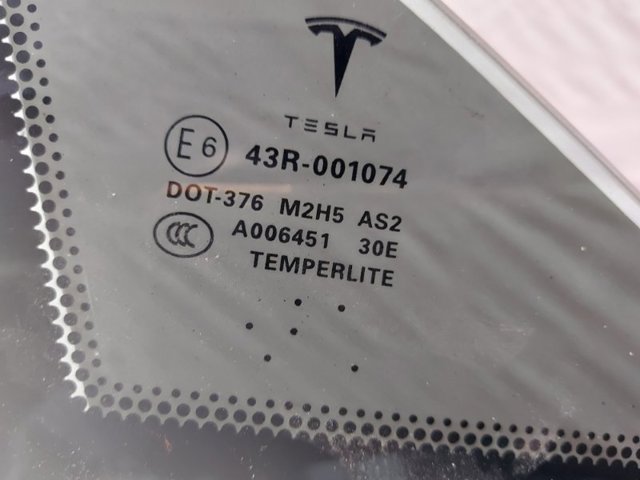 TESLA 600654400L Стекло-форточка двери передней правой в наличии Киев