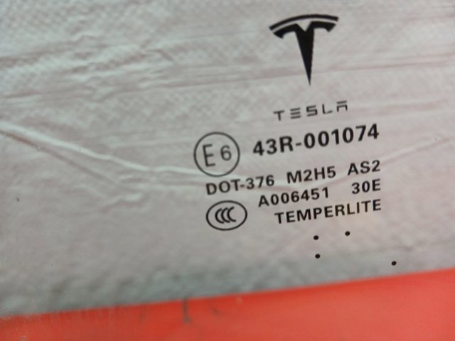 TESLA 600654700E Стекло двери передней левой в наличии Кривой Рог