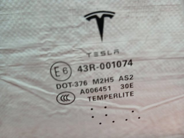 TESLA 600657100D Стекло двери задней правой в наличии Кривой Рог