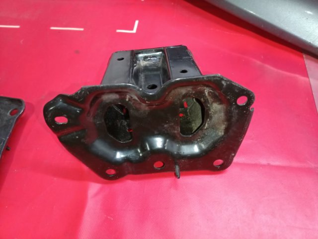 NISSAN 622113TA0A Кронштейн усилителя переднего бампера в наличии Украина