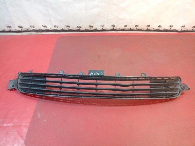 Решетка переднего бампера, центральная 622544HB0A NISSAN