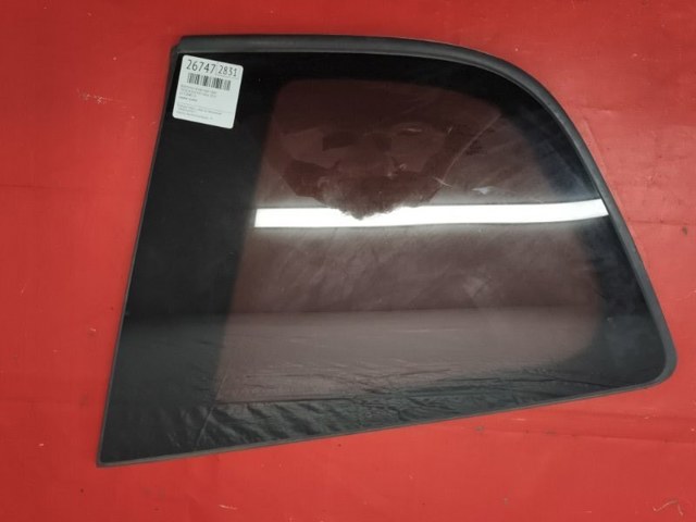 Стекло кузова/багажного отсека, правое 627100R010 TOYOTA