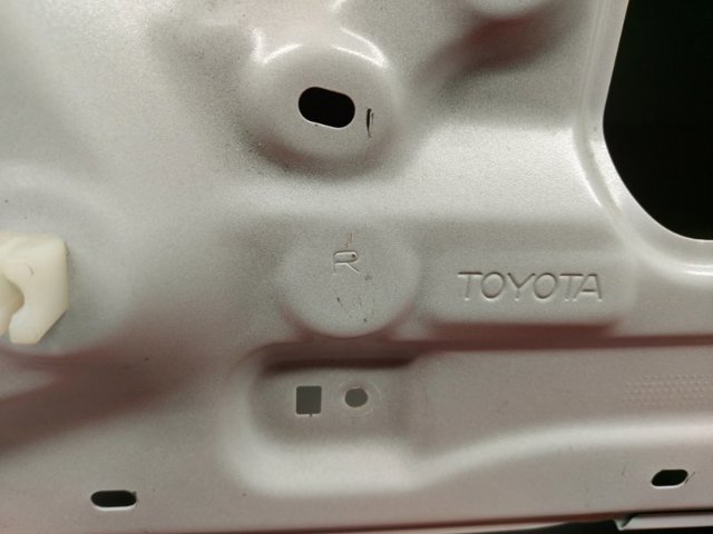TOYOTA 670010R020 Дверь передняя правая в наличии Ужгород