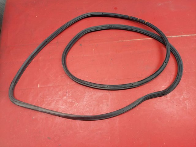 Уплотнитель двери задней, левой (на кузове) 68103093AB CHRYSLER