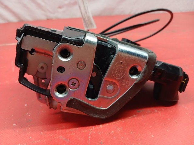 Замок передней пассажирской двери 690300C050 TOYOTA