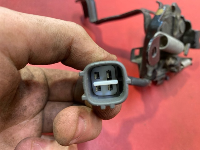 TOYOTA 6911060233 Замок багажника в наличии Ирпень