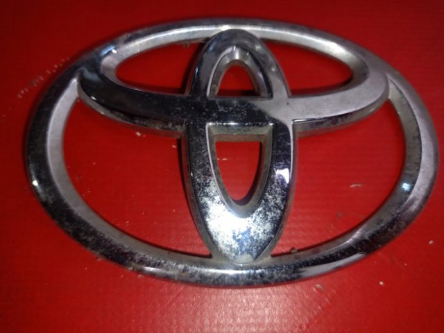 Фирменный значек на багажник Toyota Camry 7