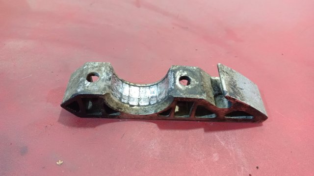 Кронштейн крепления переднего стабилизатора 7L0411063B PORSCHE