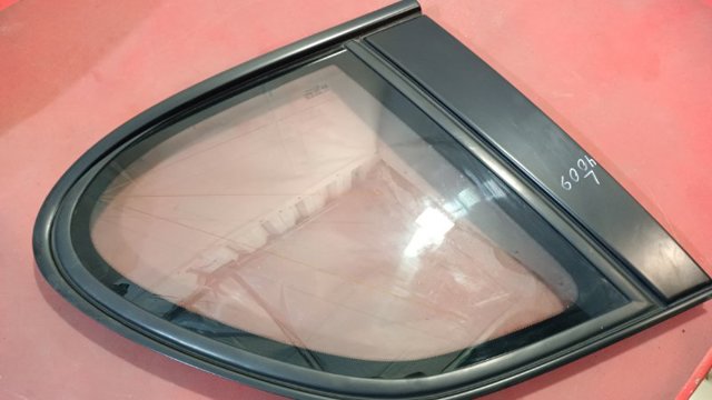 7L5845297 Стекло кузова (багажного отсека) левое купить Николаев