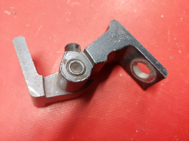 Петля водительской двери 7N0831401 VAG