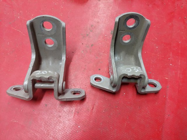 Петля водительской двери 804015AA0B NISSAN