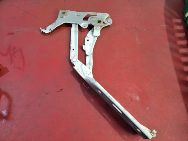 Правая петля капота  80A823302C VAG