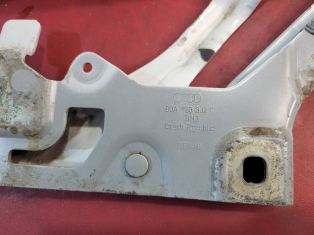 VAG 80A823302C Петля капота правая в наличии Чернигов