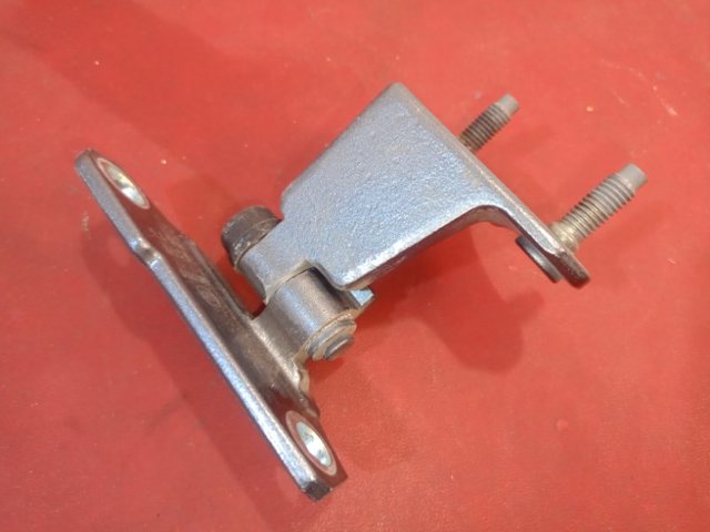 Петля задней правой двери 824004GA0A NISSAN