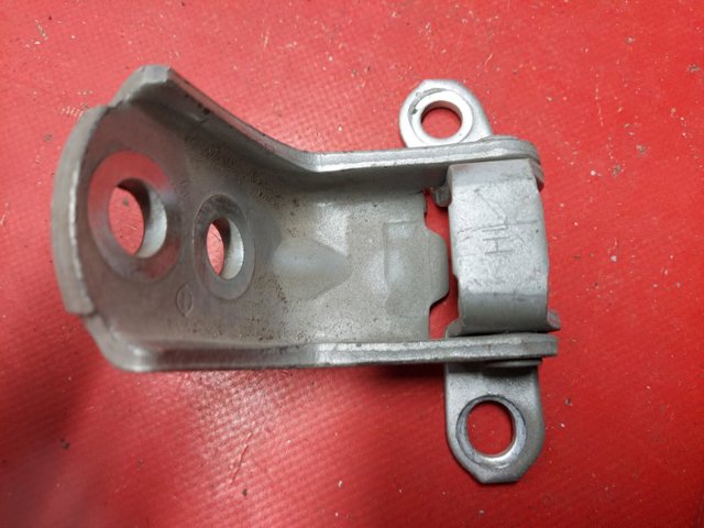Петля задней правой двери 82420AG000 NISSAN