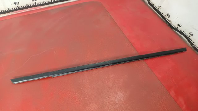Уплотнитель стекла задней левой двери внешний 828216RA0A NISSAN