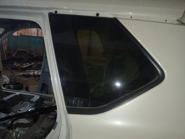 Стекло багажного отсека, левое 833016RR0A NISSAN